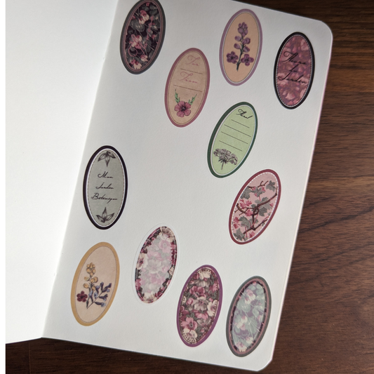 Un rouleau unique de petites étiquettes de style vintage créé par CoraCreaCrafts présente divers motifs botaniques et floraux.