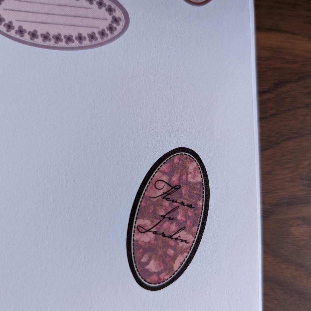 Un rouleau unique de petites étiquettes de style vintage créé par CoraCreaCrafts présente divers motifs botaniques et floraux.