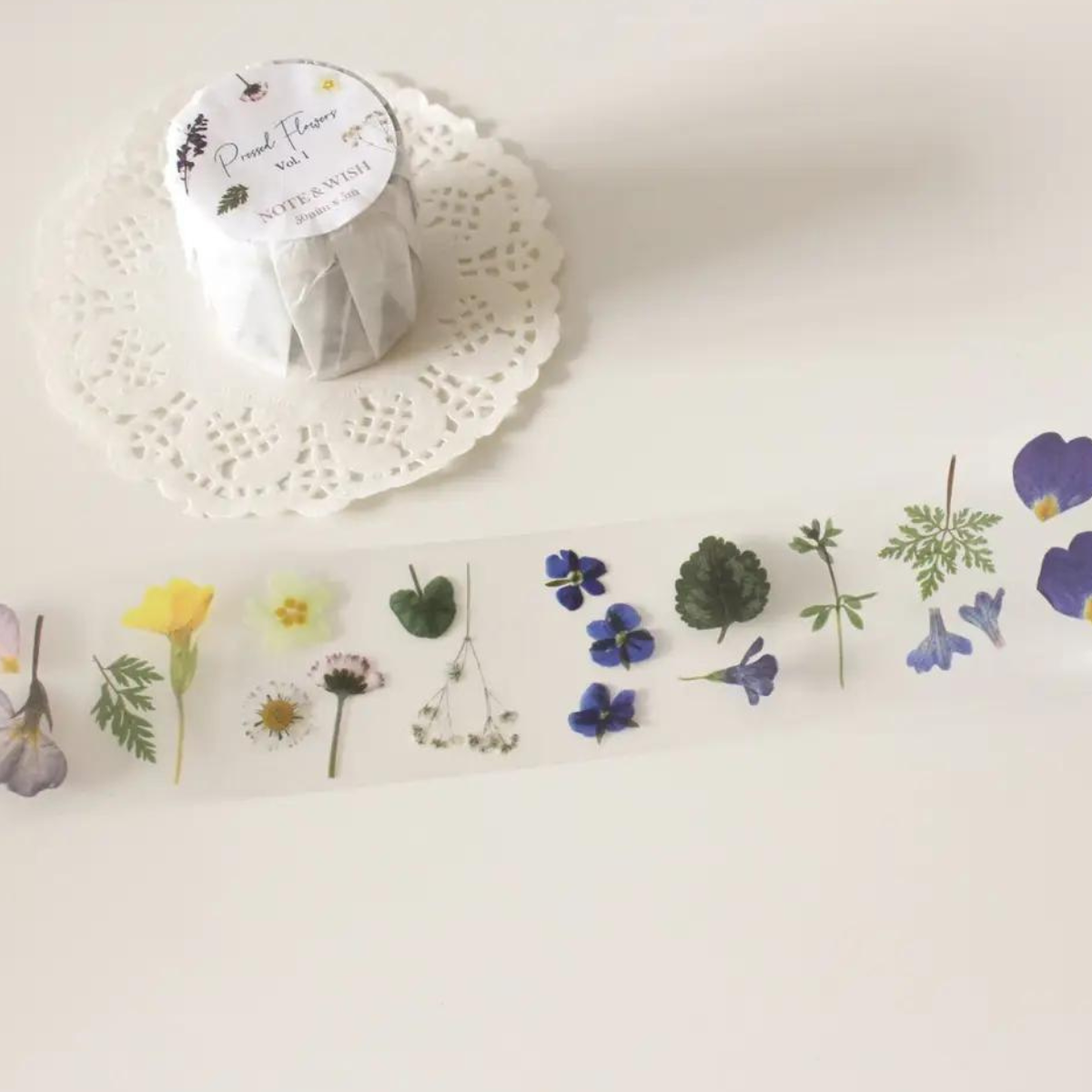Dans ma sélection de ruban adhésif je vous présente cette bande « Fleurs Séchées ». De véritables fleurs séchées ont été scannées pour réaliser ce ruban adhésif.
