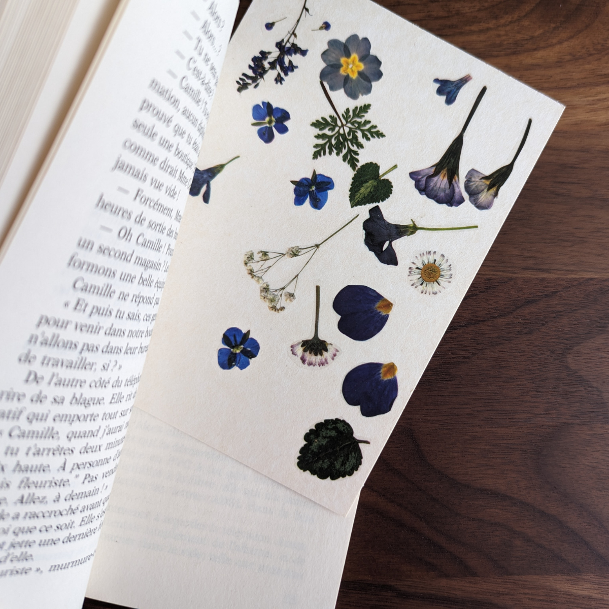 Dans ma sélection de ruban adhésif je vous présente cette bande « Fleurs Séchées ». De véritables fleurs séchées ont été scannées pour réaliser ce ruban adhésif.