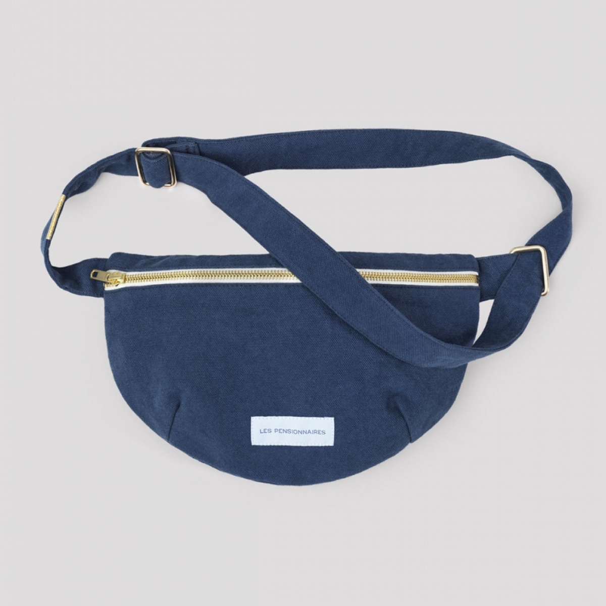 Le sac banane en coton bio est l'accessoire parfait pour garder vos affaires essentielles en sécurité tout en libérant vos mains. Vous pouvez les utiliser pour aller au travail, faire vos courses, ou pour une promenade en ville.