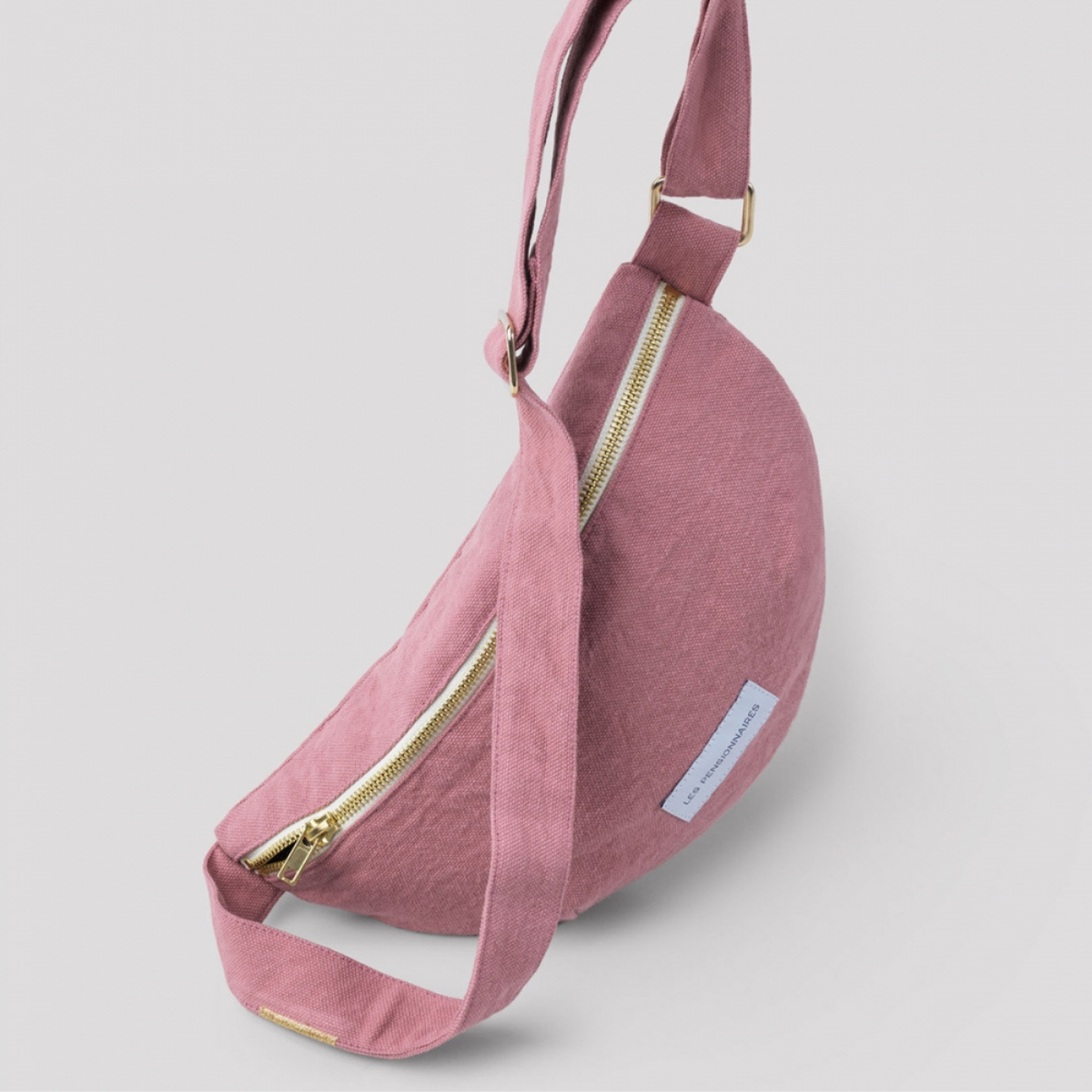 Le Sac Banane en Coton Bio est l'accessoire parfait pour garder vos affaires essentielles en sécurité tout en libérant vos mains. Vous pouvez les utiliser pour aller au travail, faire vos courses, ou pour une promenade en ville.