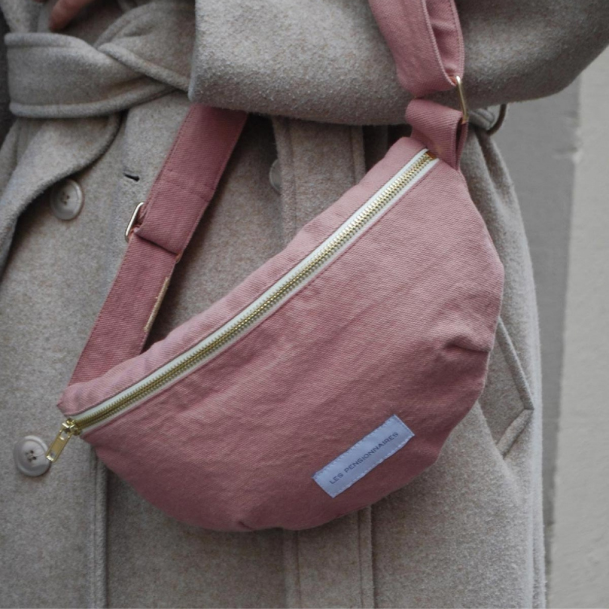 Sac banane chic pour un look pratique et tendance.