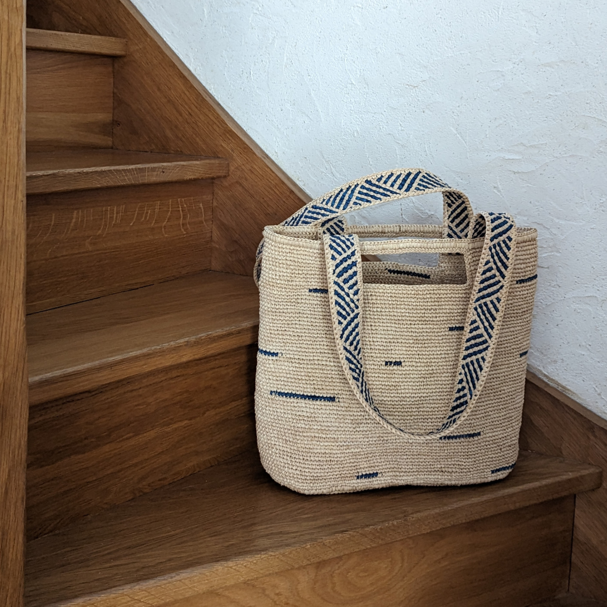 Le sac Bleu Calanque est l'accessoire parfait pour les amoureuses de la nature et du style bohème.