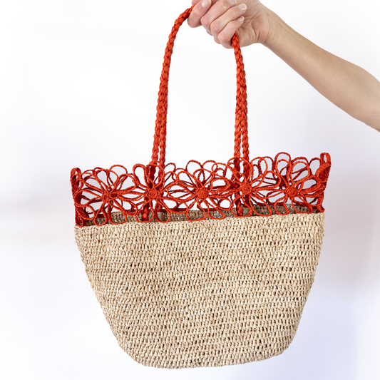 Le sac Éclat de Corail est l'accessoire parfait pour ajouter une touche de style bohème et estival à votre garde-robe.