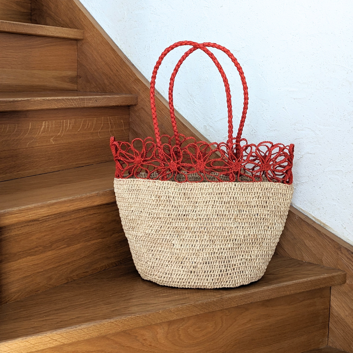 Le sac Éclat de Corail est l'accessoire parfait pour ajouter une touche de style bohème et estival à votre garde-robe.