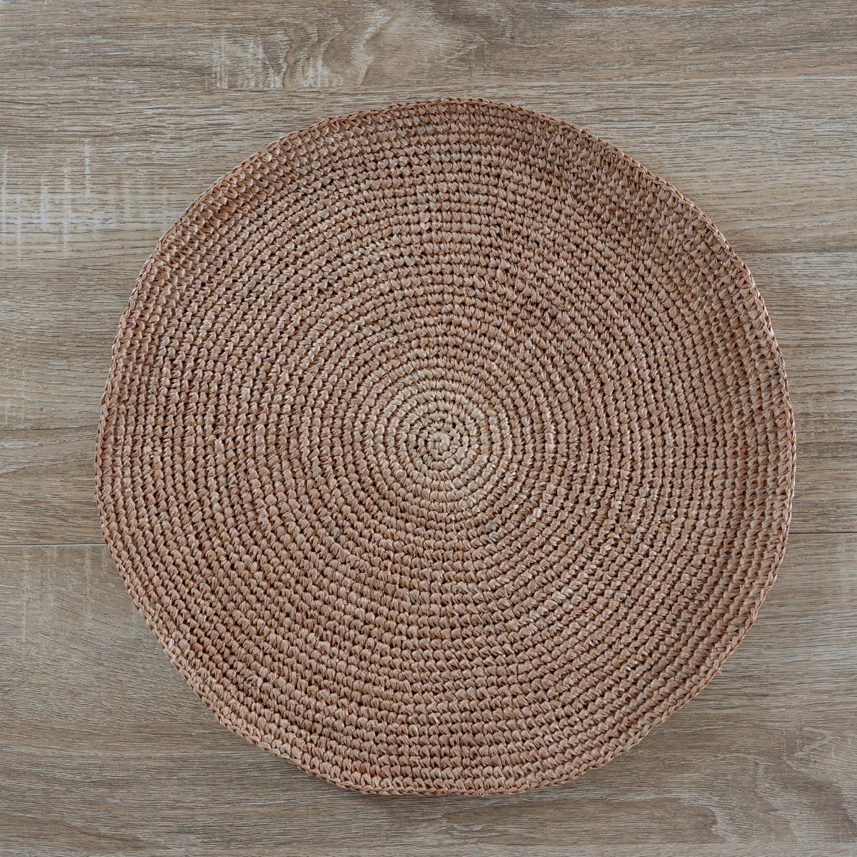 Le set de table en raphia est à la fois élégant, durable et fonctionnel.