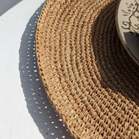 Le set de table en raphia est à la fois élégant, durable et fonctionnel.