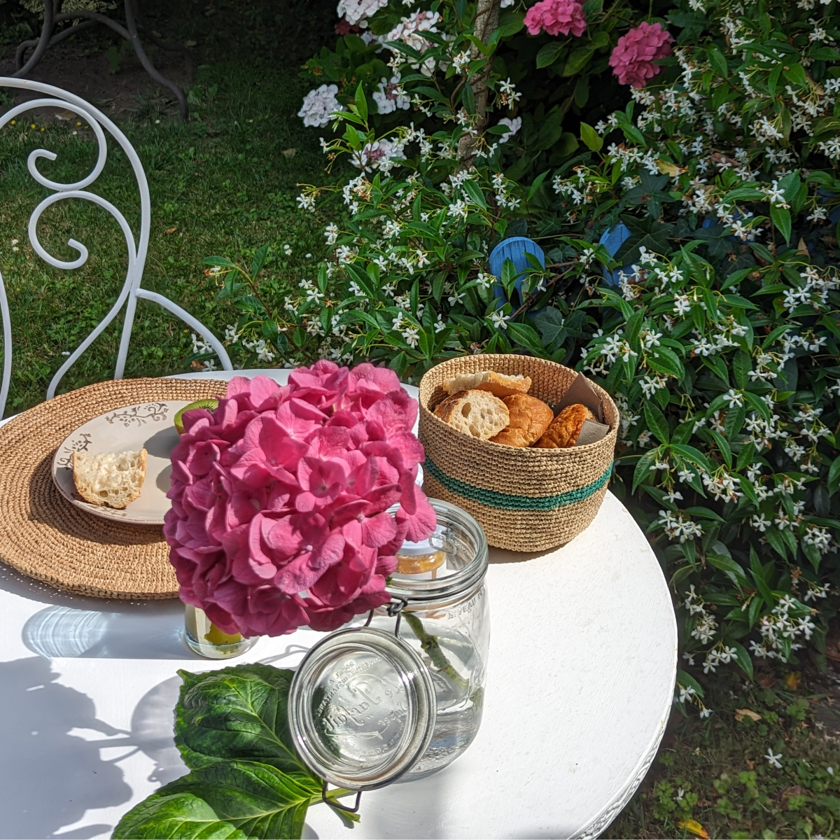 Le set de table en raphia est à la fois élégant, durable et fonctionnel.