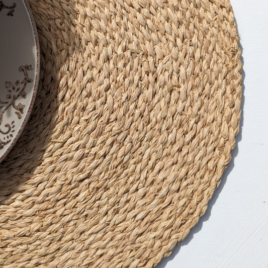 Ces sets de table en raphia sont un moyen simple et élégant d'embellir votre espace de repas.