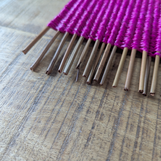 Lot de 2 Sets de table en raphia fuchsia et osier