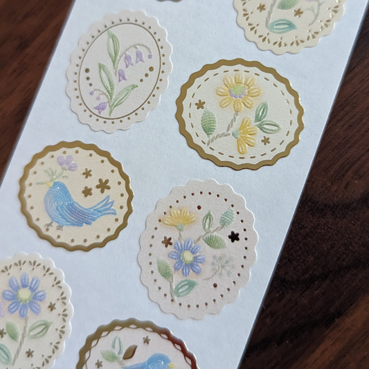 Ces autocollants sont magnifiquement décorés de petites fleurs, notamment d'oiseaux bleus symbolisant le " bonheur ", des marguerites et du muguet.