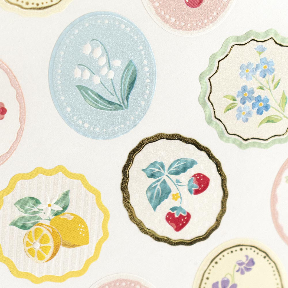 Laissez-vous séduire par les délicats dessins de fraises, de citrons, de cerises et de petites fleurs qui ornent ces autocollants. Leur élégance intemporelle apporte une touche de fraîcheur et de charme à vos projets.