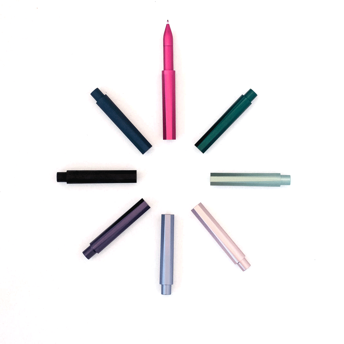 Découvrez The Wren, le stylo rechargeable conçu pour durer toute une vie. Équipé d'une pointe d'écriture japonaise de haute qualité, il allie élégance et durabilité. Une solution éco-responsable pour réduire les déchets liés aux stylos jetables tout en écrivant avec fluidité et style.