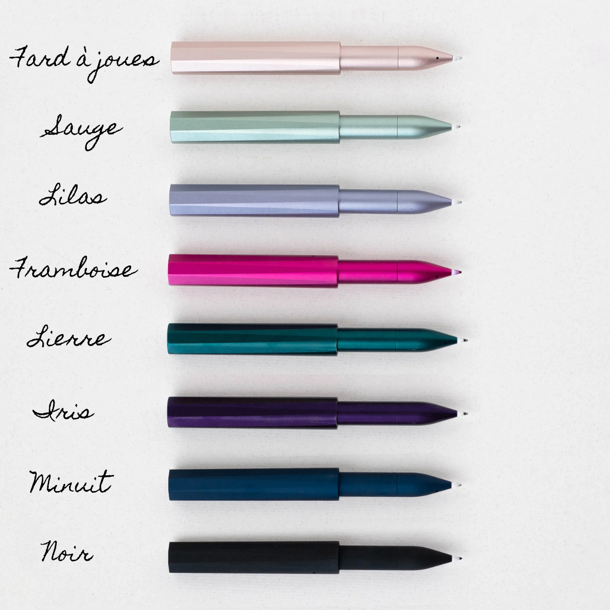 Découvrez The Wren, le stylo rechargeable conçu pour durer toute une vie. Équipé d'une pointe d'écriture japonaise de haute qualité, il allie élégance et durabilité. Une solution éco-responsable pour réduire les déchets liés aux stylos jetables tout en écrivant avec fluidité et style.