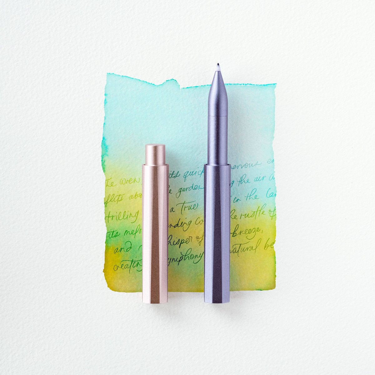 Découvrez The Wren, le stylo rechargeable conçu pour durer toute une vie. Équipé d'une pointe d'écriture japonaise de haute qualité, il allie élégance et durabilité. Une solution éco-responsable pour réduire les déchets liés aux stylos jetables tout en écrivant avec fluidité et style.
