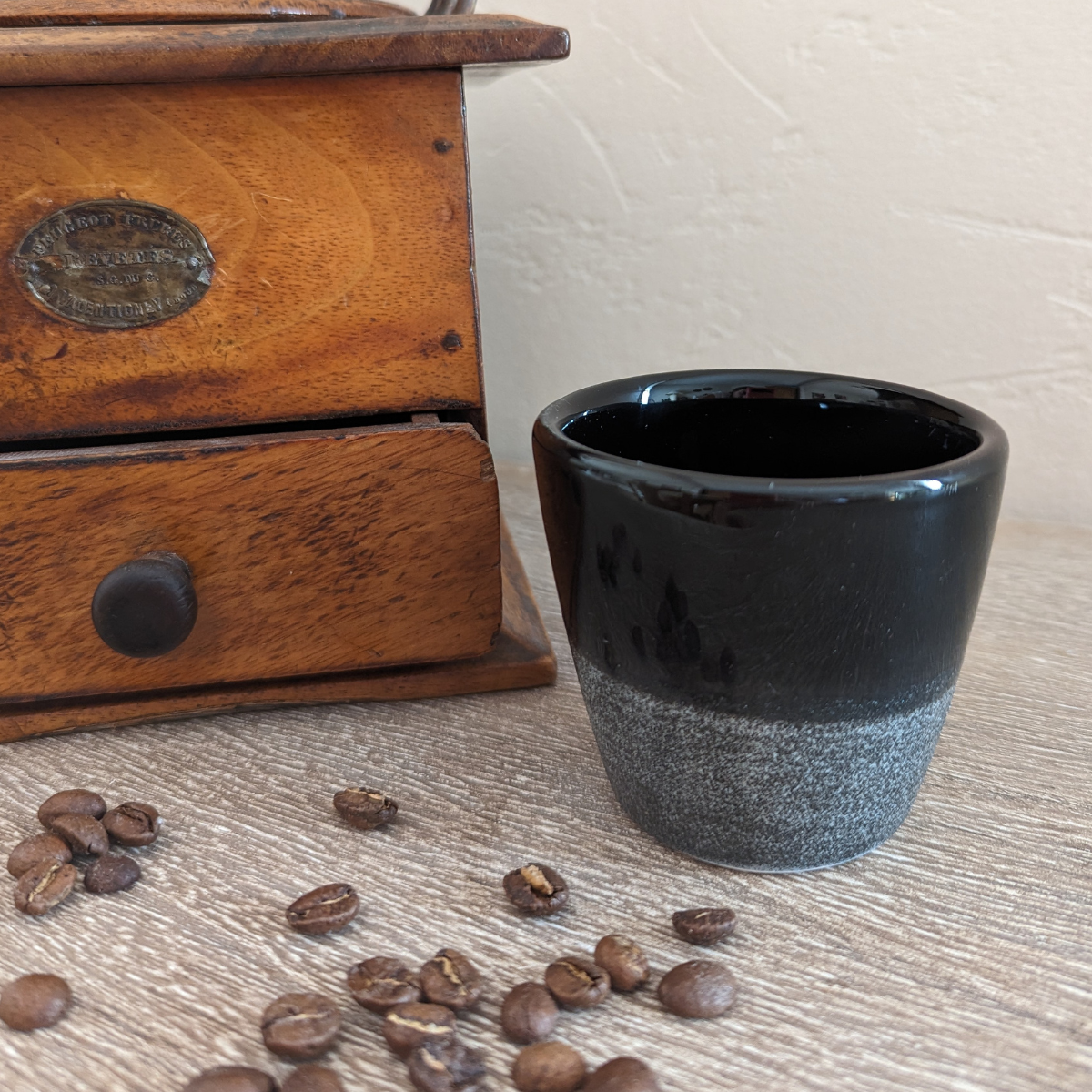 Tasse en céramique fabriquée au Portugal.