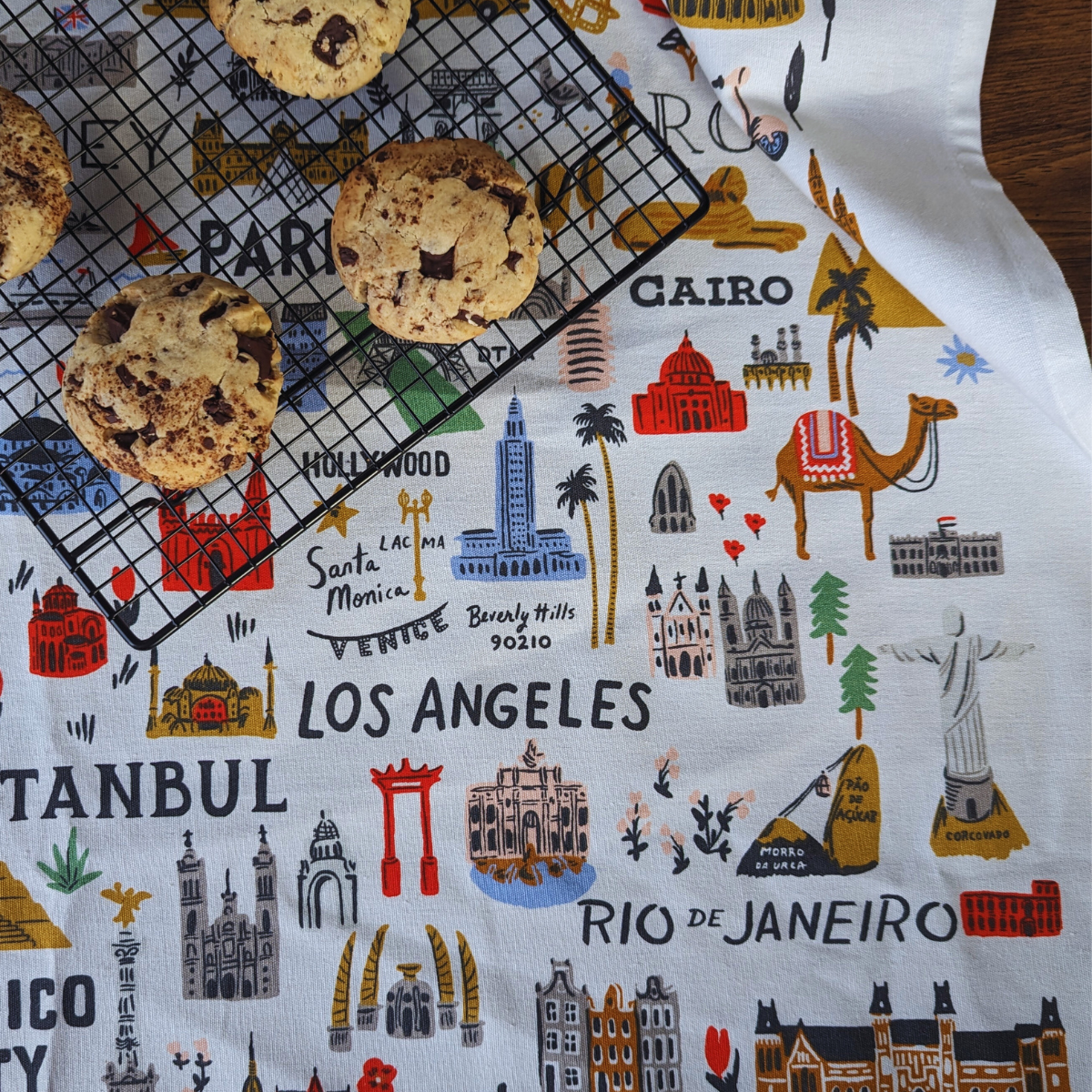 Le Torchon Bon Voyage de Rifle Paper Co est également un cadeau élégant pour les amateurs de cuisine et d'art.
