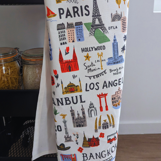 Accroché sur une poignée de porte, plié élégamment sur un comptoir il fera tout de suite son petit effet.