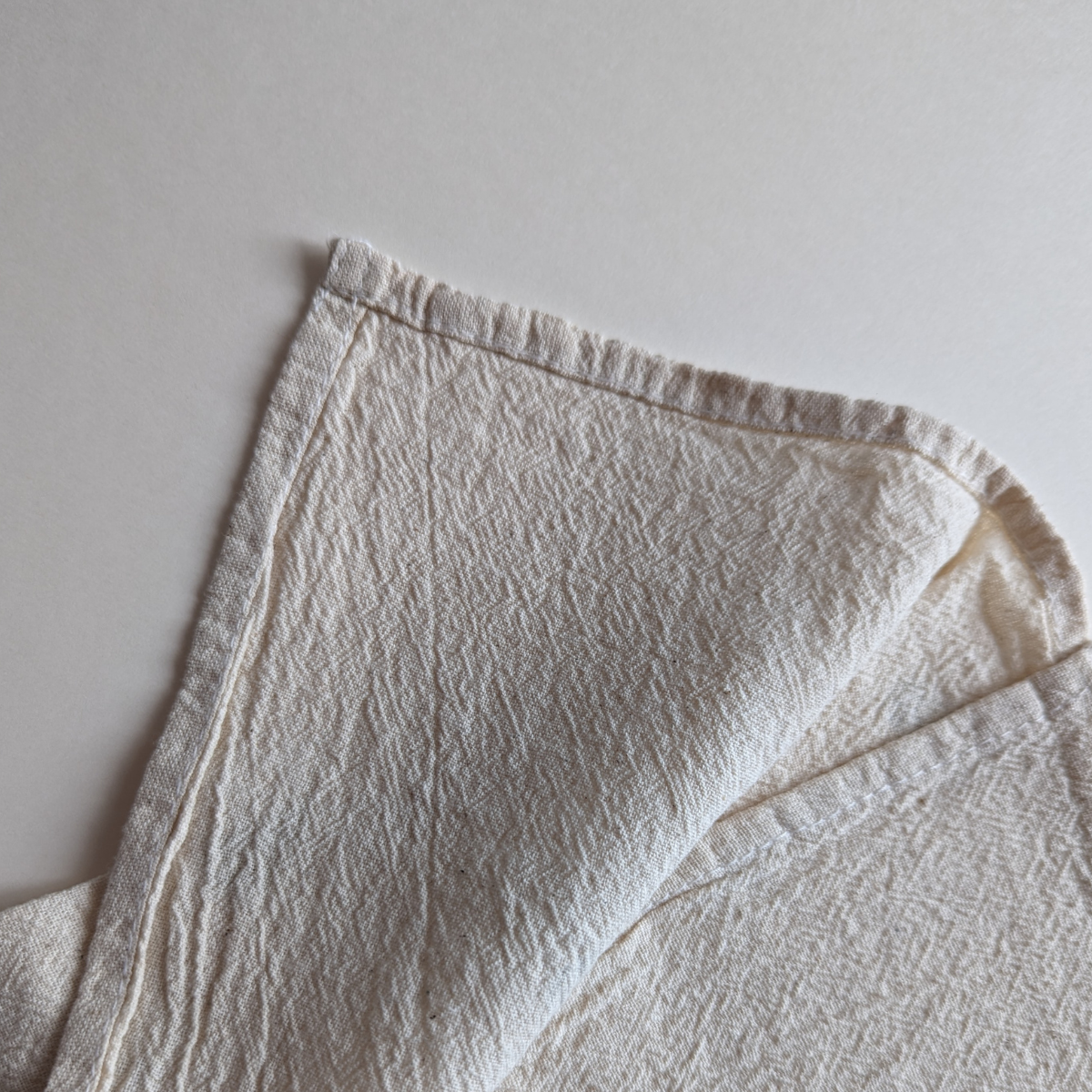 En intégrant le Torchon Drops vous invitez l'art d'Isabelle et sa vision unique dans votre vie quotidienne. C'est une opportunité de vous entourer de beauté, de couleurs et de créativité, tout en ajoutant une touche de fonctionnalité élégante à votre espace de cuisine.