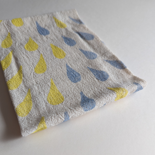 En intégrant le Torchon Drops vous invitez l'art d'Isabelle et sa vision unique dans votre vie quotidienne. C'est une opportunité de vous entourer de beauté, de couleurs et de créativité, tout en ajoutant une touche de fonctionnalité élégante à votre espace de cuisine.