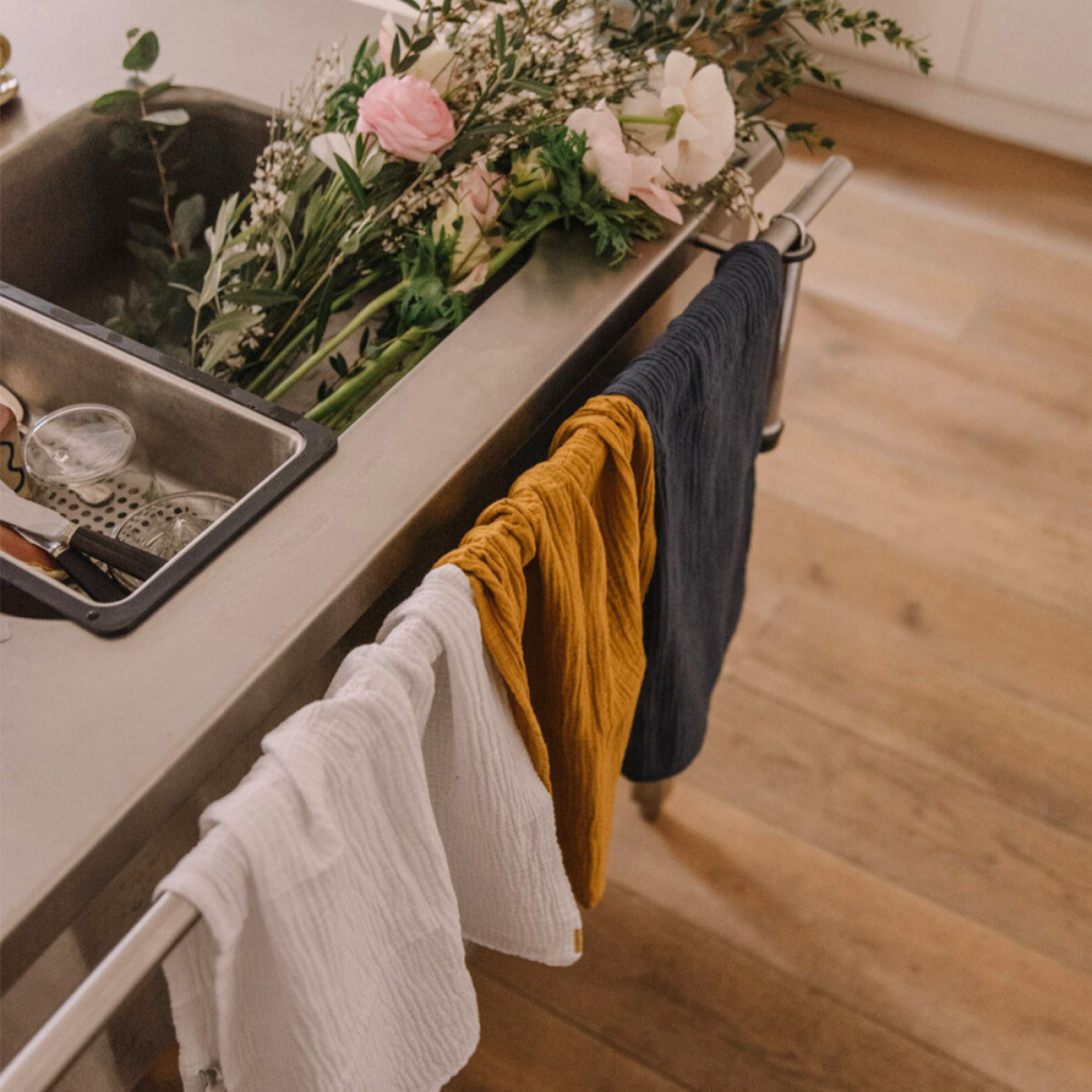 Torchon en double gaze de coton couleur moutarde.