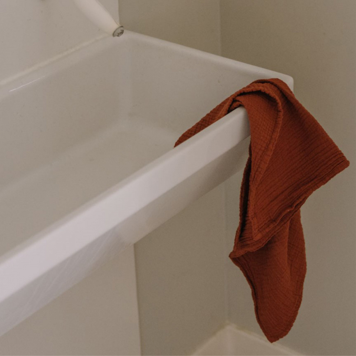 Ce torchon rouille réchauffera votre cuisine. À laisser traîner bien en vue ou posé négligemment il fera tout de suite son petit effet.