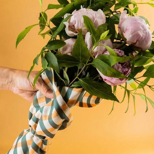 Le motif a été réalisé à partir des illustrations originales d'Isabelle Gelot, ce qui lui confère une touche unique et artistique.   Le choix du mélange de fibres naturelles de lin et de coton assure un torchon résistant et absorbant. La boucle en lin est un détail bien pensé qui facilitera l'accrochage du torchon dans votre cuisine.