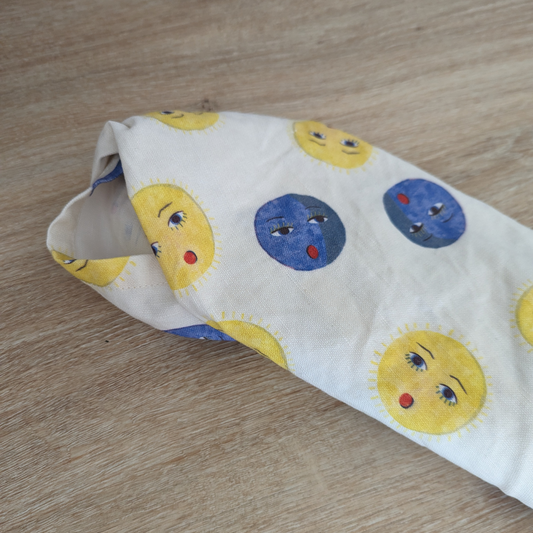 Ce torchon est fabriqué à partir d'un mélange de fibres naturelles de lin et de coton, ce qui lui donne une texture agréable et épaisse. L'impression numérique des illustrations originales d'Isabelle Gelot garantit une qualité visuelle nette et précise.