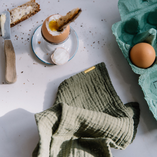 Torchons en double gaze de coton couleur kaki.