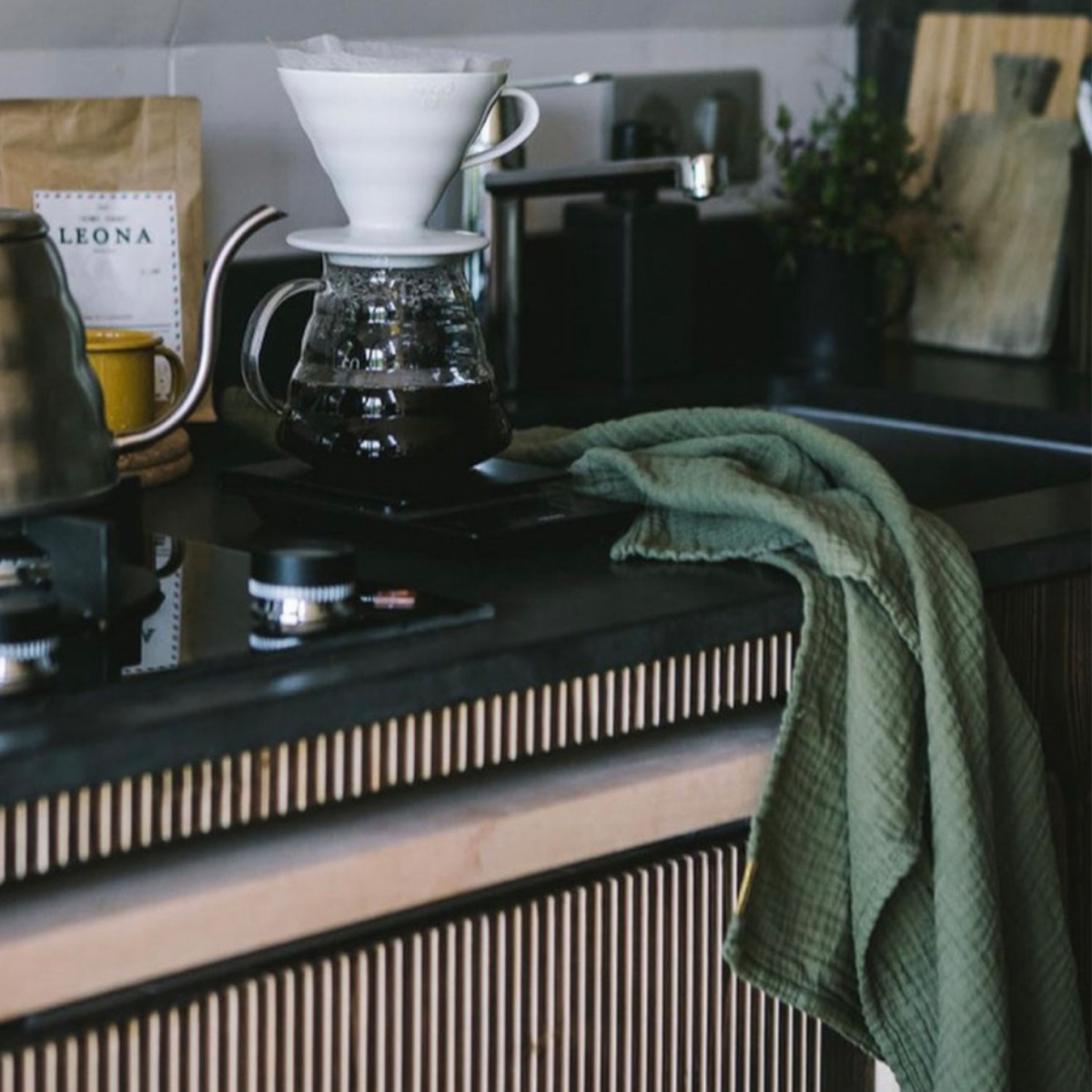 Torchons en double gaze de coton couleur kaki.