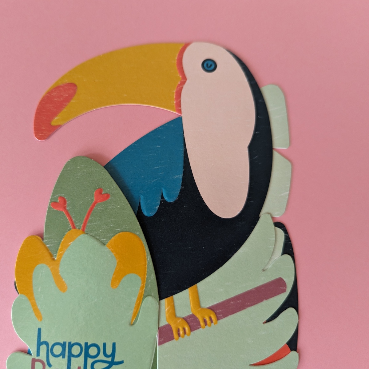 De la couleur, de l'exotisme avec cette carte d'anniversaire Toucan qui ne demande qu'à être déployée pour célébrer ce jour si particulier.