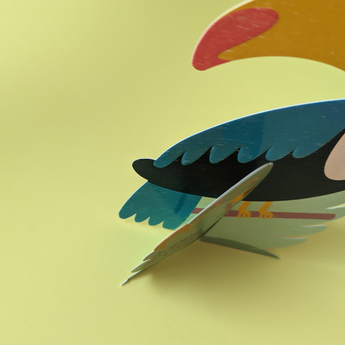 De la couleur, de l'exotisme avec cette carte d'anniversaire Toucan qui ne demande qu'à être déployée pour célébrer ce jour si particulier.
