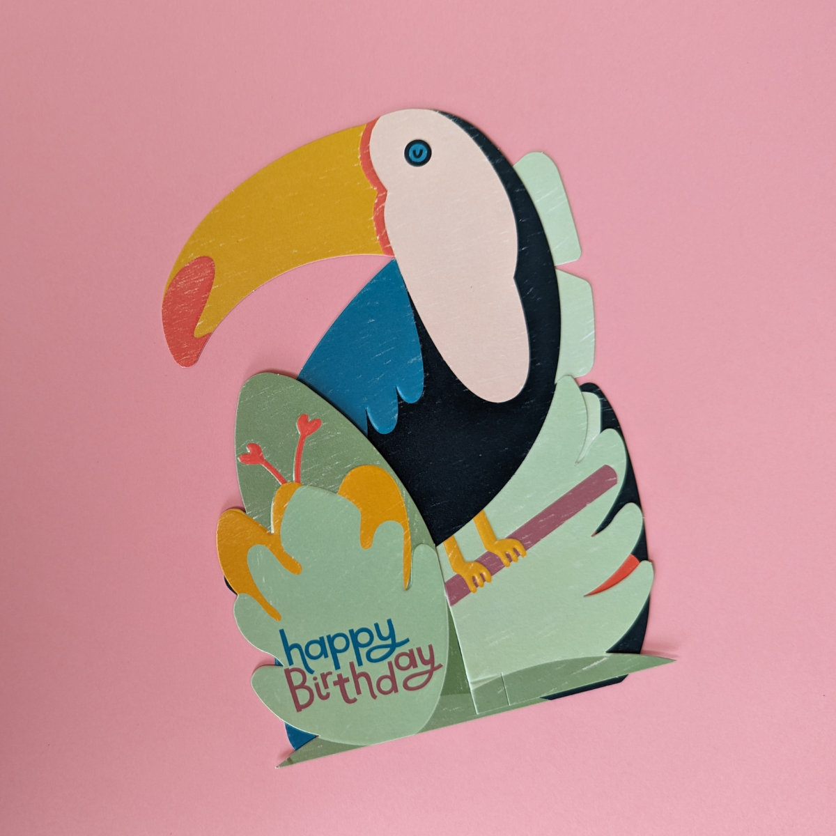 De la couleur, de l'exotisme avec cette carte d'anniversaire Toucan qui ne demande qu'à être déployée pour célébrer ce jour si particulier.