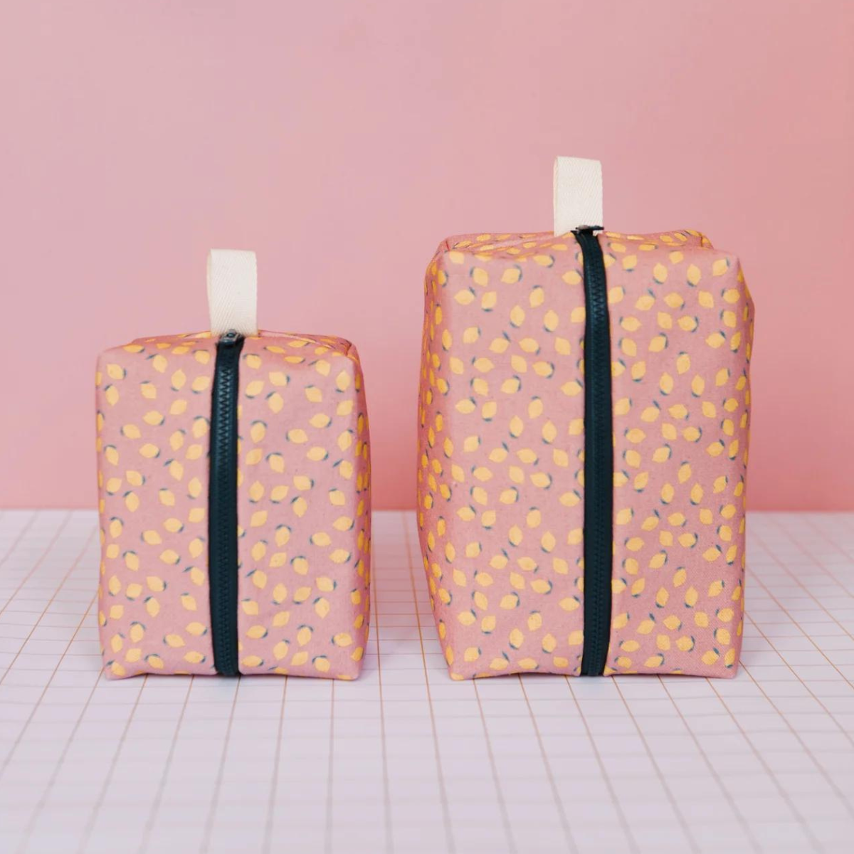 La trousse de toilette Citronnée en toile de coton est le compagnon idéal pour garder vos essentiels de voyage organisés et accessibles.