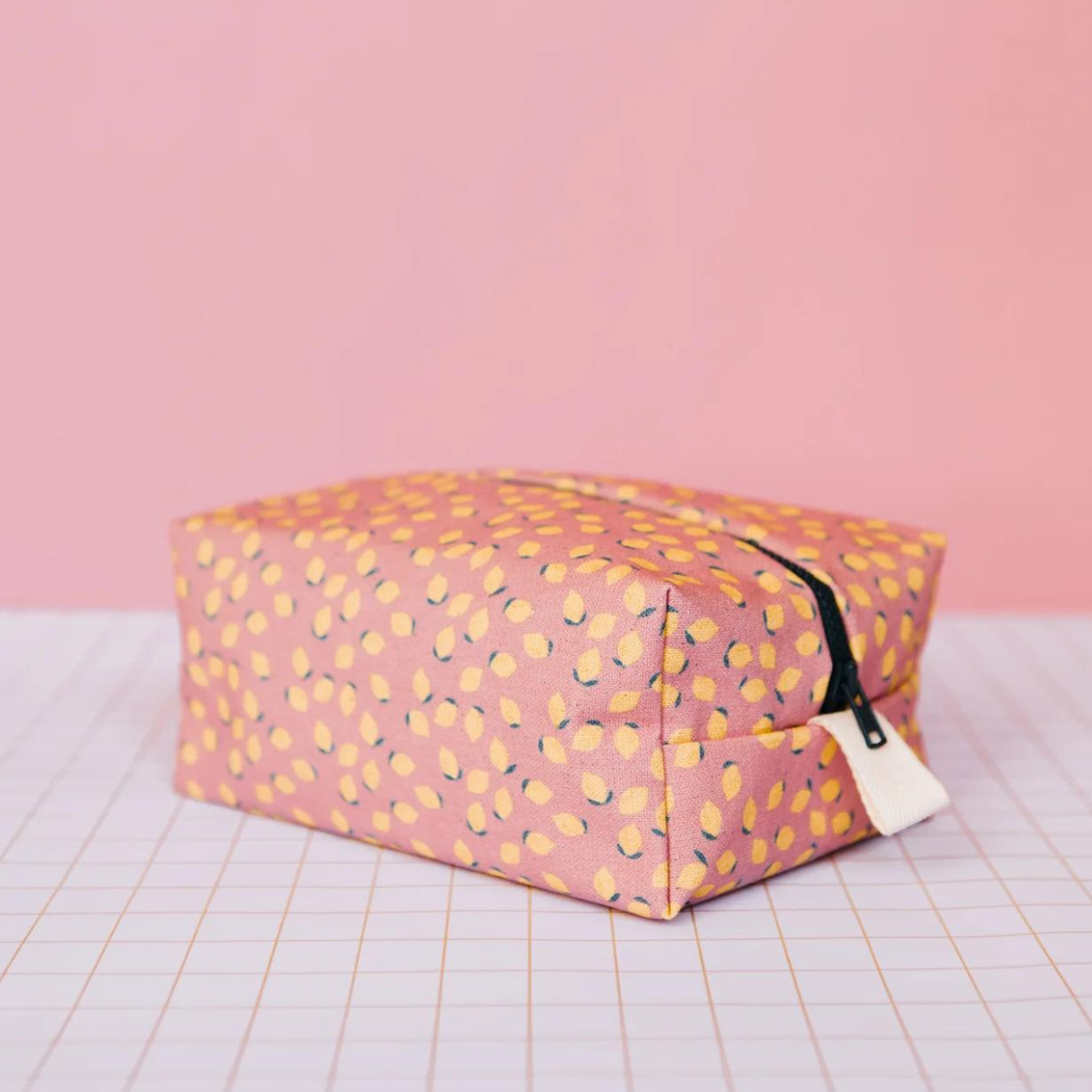 La trousse de toilette Citronnée en toile de coton est le compagnon idéal pour garder vos essentiels de voyage organisés et accessibles.