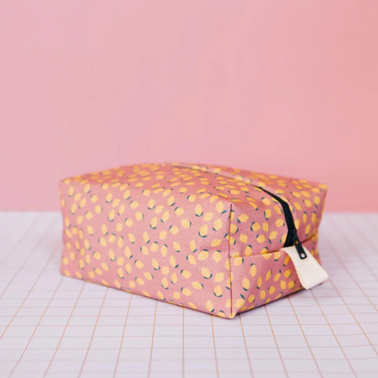 La trousse de toilette Citronnée en toile de coton est le compagnon idéal pour garder vos essentiels de voyage organisés et accessibles.