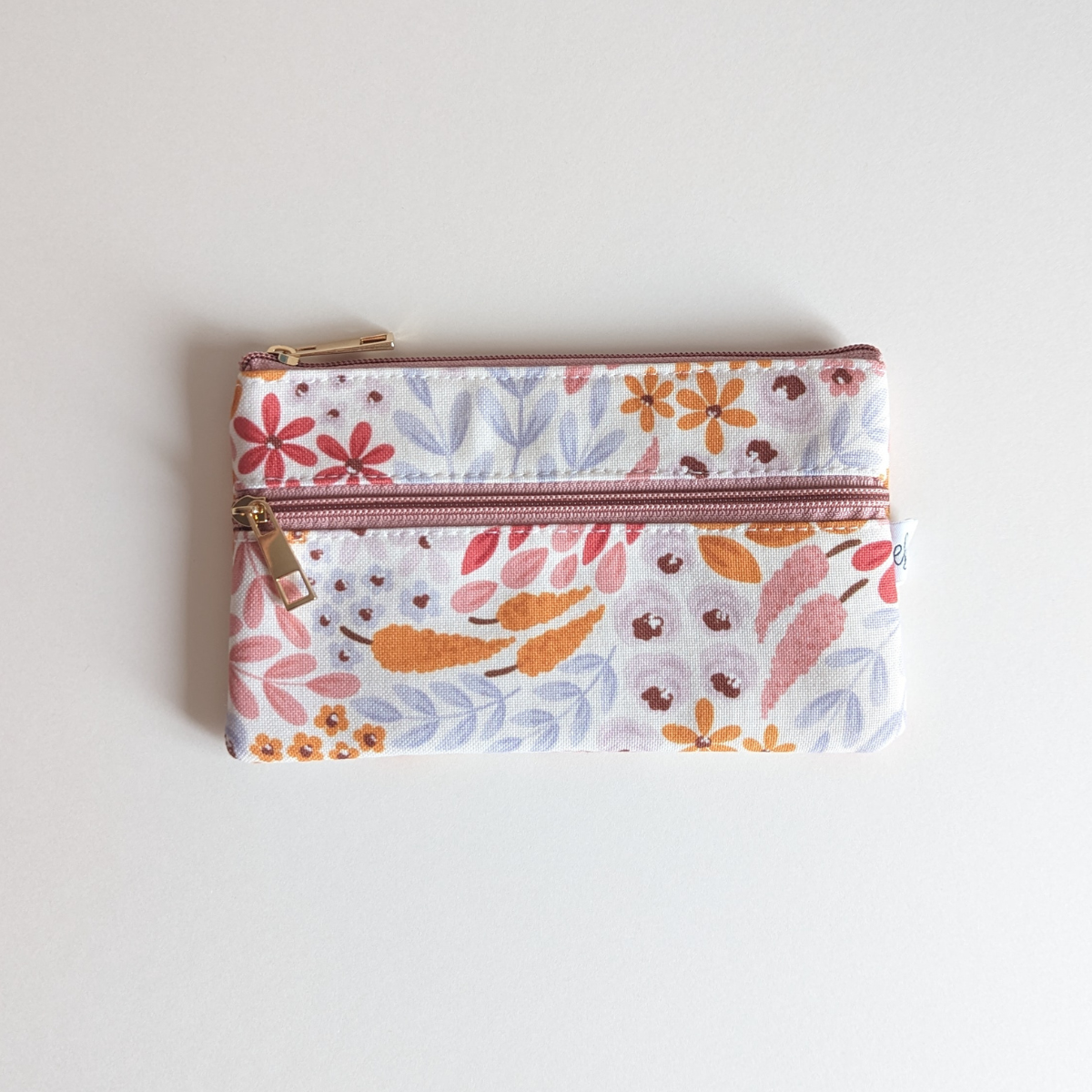 Conçue pour répondre à vos besoins, cette petite trousse fleurie peut être utilisée aussi bien comme trousse à crayons que comme trousse de maquillage. Les compartiments séparés sont là pour vous offrir une organisation optimale.