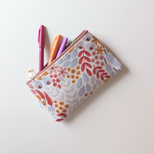 Conçue pour répondre à vos besoins, cette petite trousse fleurie peut être utilisée aussi bien comme trousse à crayons que comme trousse de maquillage. Les compartiments séparés sont là pour vous offrir une organisation optimale.