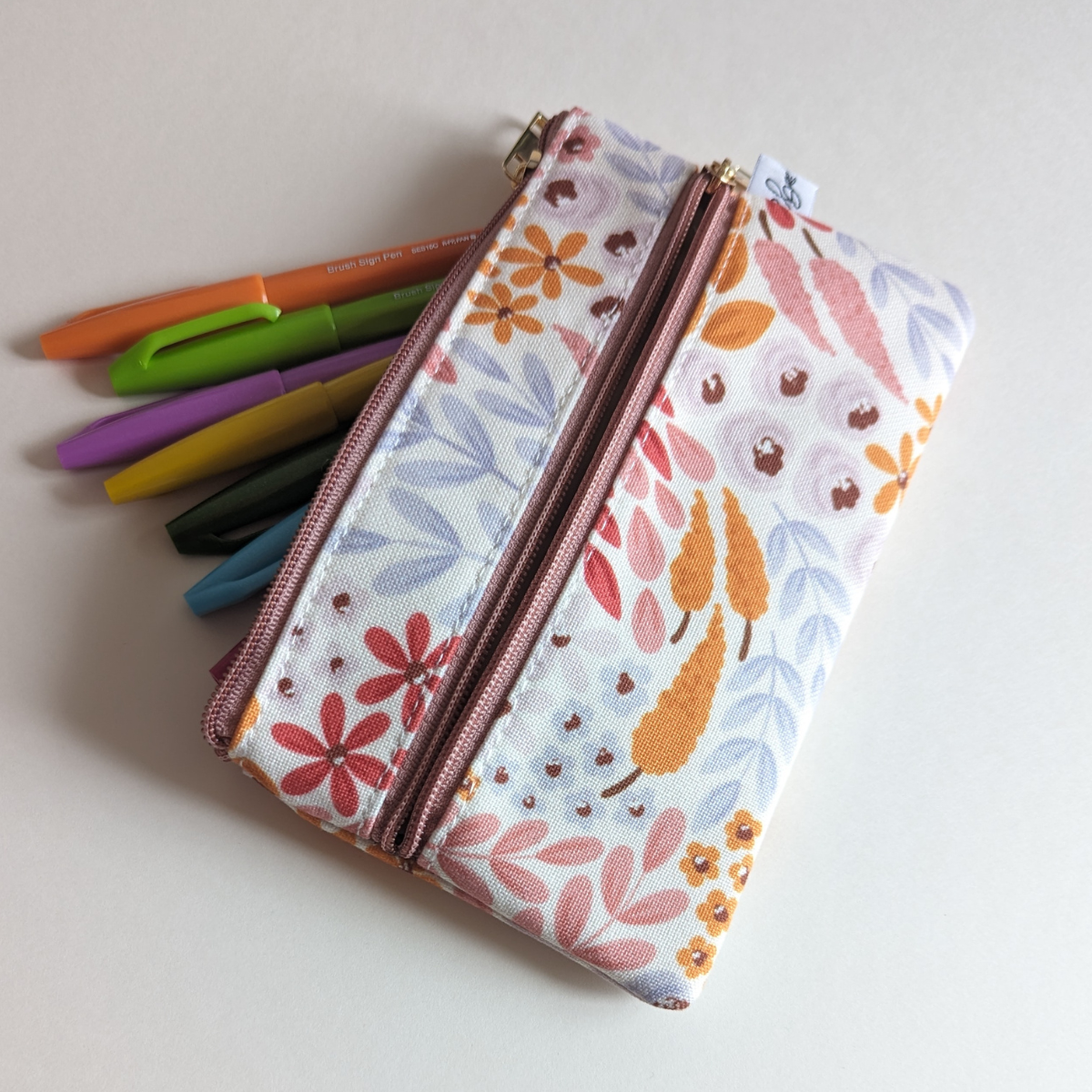 Conçue pour répondre à vos besoins, cette petite trousse fleurie peut être utilisée aussi bien comme trousse à crayons que comme trousse de maquillage. Les compartiments séparés sont là pour vous offrir une organisation optimale.
