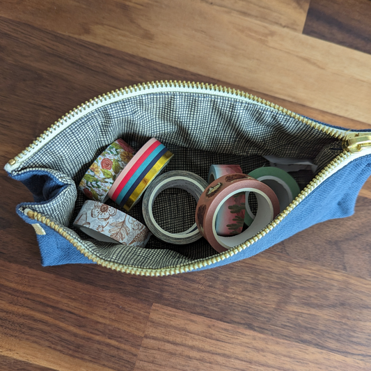 Elles sont confectionnées au Portugal dans une toile épaisse de coton bio avec une chic doublure enduite. Les éventuelles tâches partent d'un coup d'éponge humide !