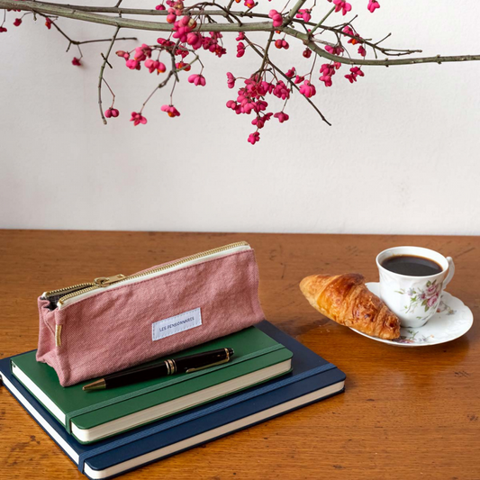 Dans l'univers de la papeterie, la trousse à crayons est un accessoire incontournable qui, au-delà de sa simplicité apparente, joue un rôle essentiel pour garder vos fournitures bien organisées et prêtes à être utilisées à tout moment. Que vous soyez un élève ou un professionnel, elle est un accessoire idéal pour l'école et le bureau.