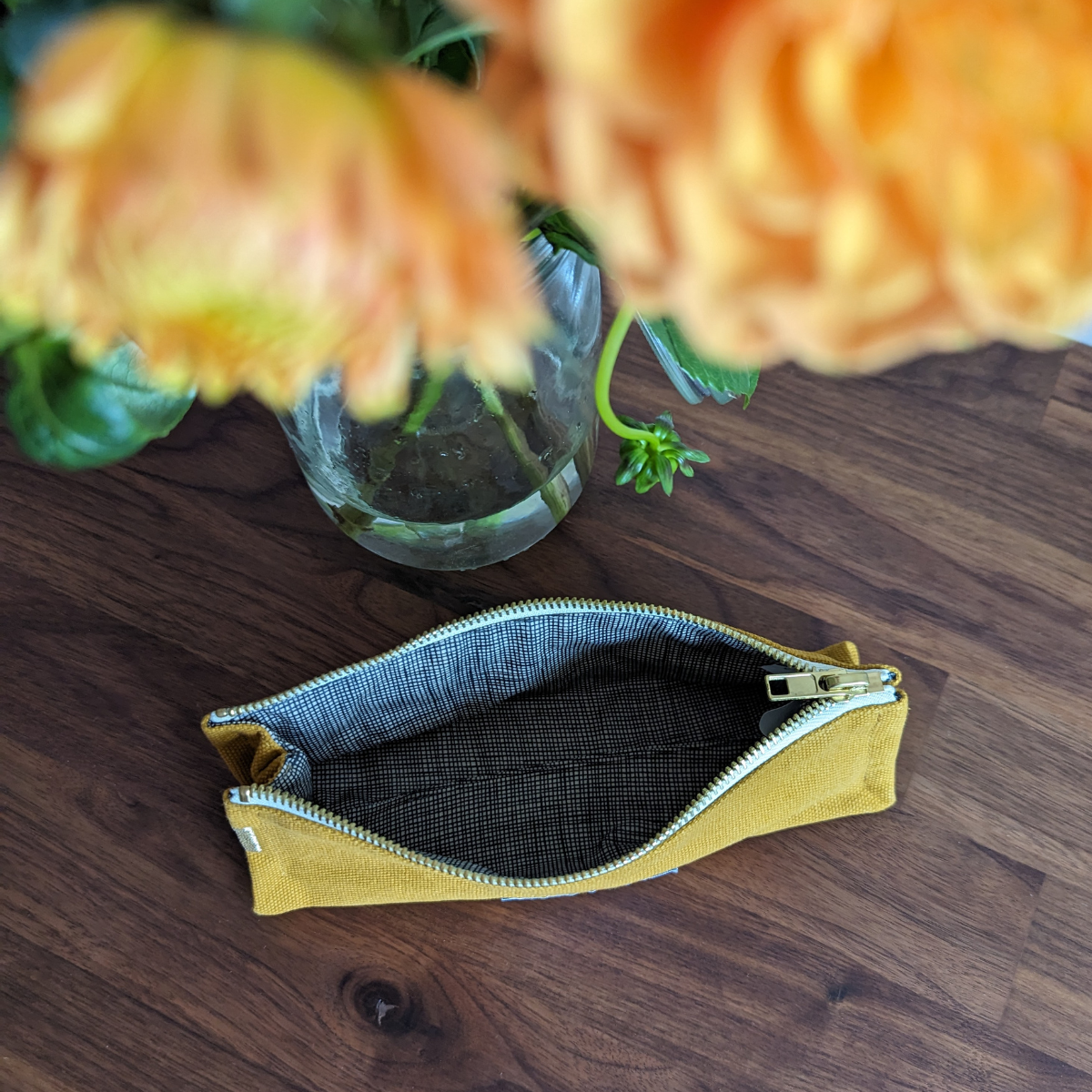 Alors quoi de mieux que les trousses zippées de la marque française Les pensionnaires ! Elles sont confectionnées au Portugal dans une toile épaisse de coton bio et doublées d'un chic tissu à petits carreaux imperméabilisé. Les éventuelles tâches partent d'un coup d'éponge humide !