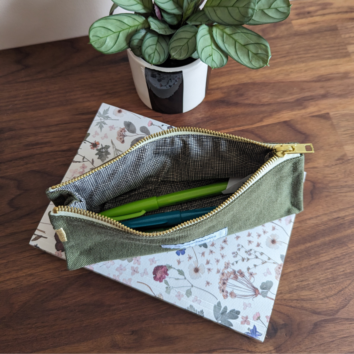 Alors quoi de mieux que les trousses zippées de la marque française Les pensionnaires ! Elles sont confectionnées au Portugal dans une toile épaisse de coton bio avec une chic doublure enduite. Les éventuelles tâches partent d'un coup d'éponge humide !