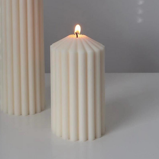 Cette bougie élégante est conçue pour apporter une lumière apaisante et une atmosphère accueillante à n'importe quel espace.