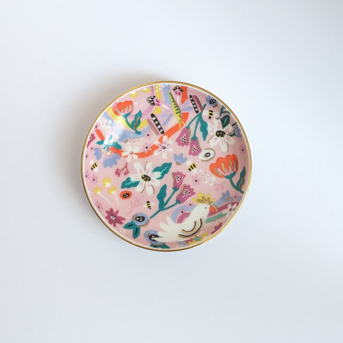 Cet objet est l'accessoire idéal pour garder vos petits trésors organisés sur votre table de chevet ou votre commode.