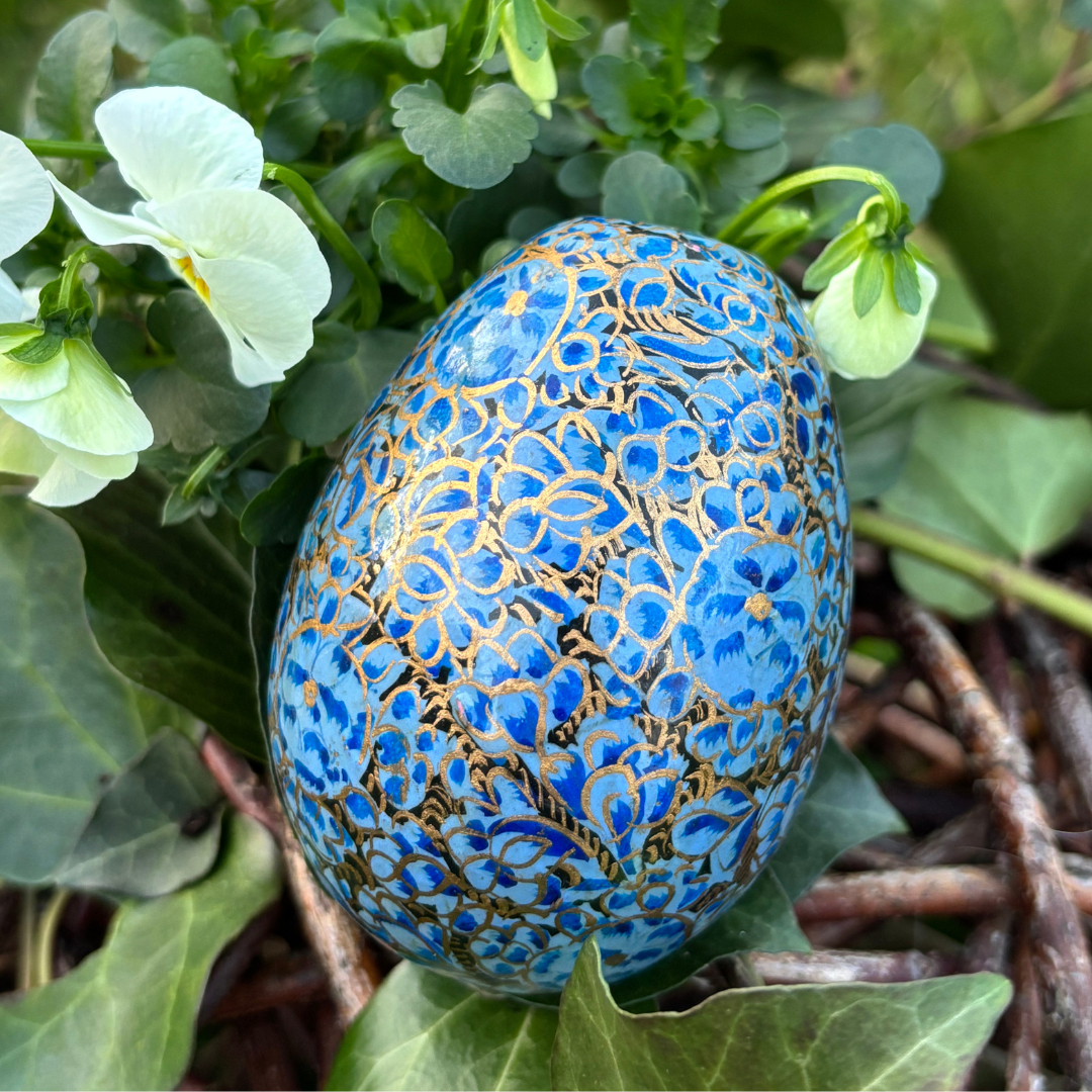 Œuf de Pâques en Papier Mâché – Fleurs Bleues Peintes à la Main