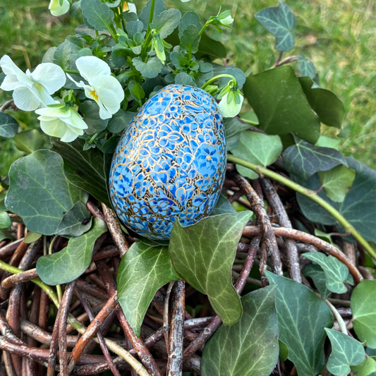 Œuf de Pâques en Papier Mâché – Fleurs Bleues Peintes à la Main