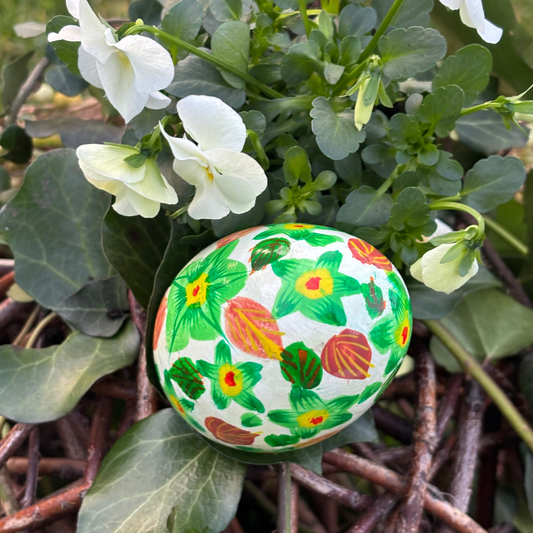 Œuf de Pâques en Papier Mâché – Fleurs Vertes Peintes à la Main