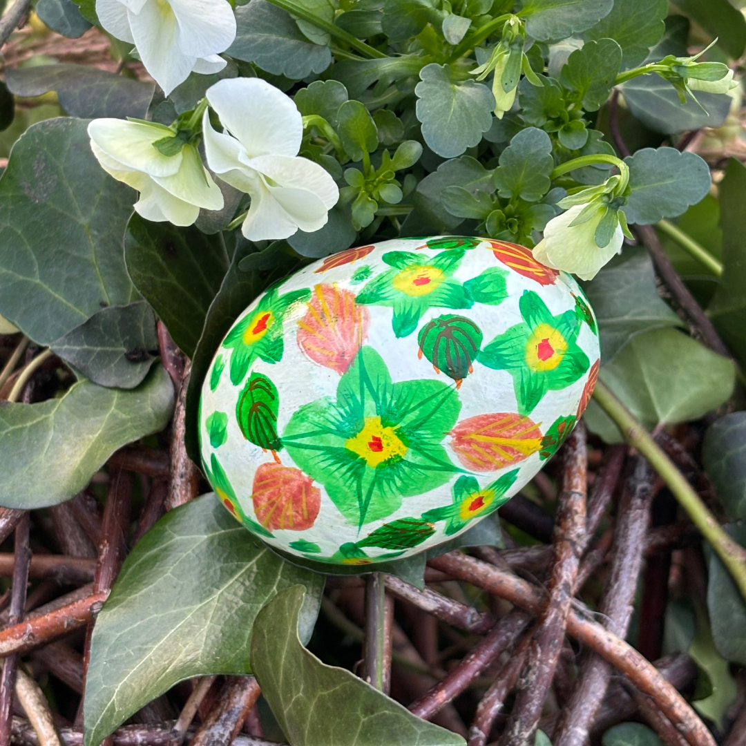 Œuf de Pâques en Papier Mâché – Fleurs Vertes Peintes à la Main